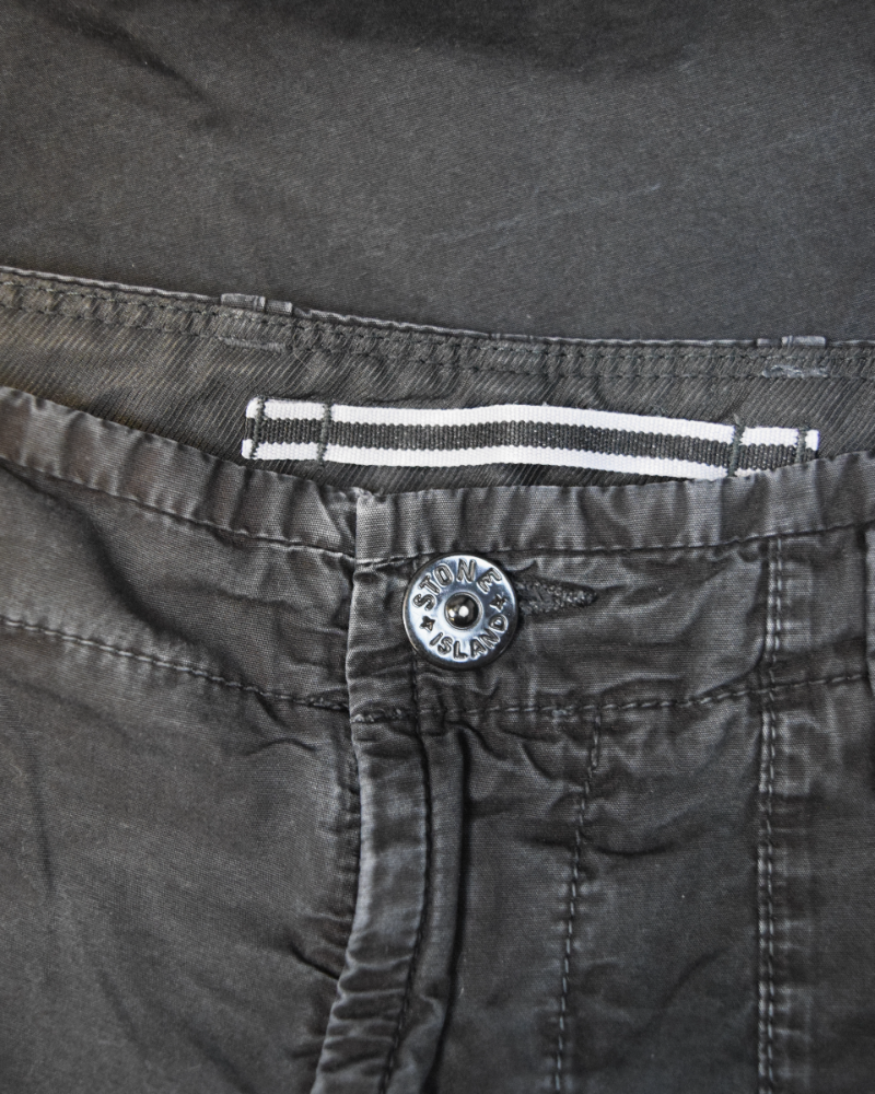 Stone Island Old Effect Cargo shorts Black detail view