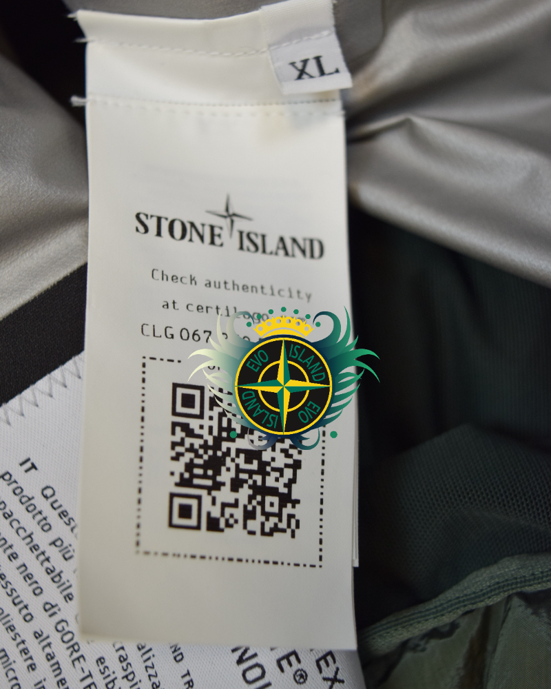 Stone Island Ripstop Gore-Tex with Paclite Prodct Technology 2 in 1 with Gilet Black detail view