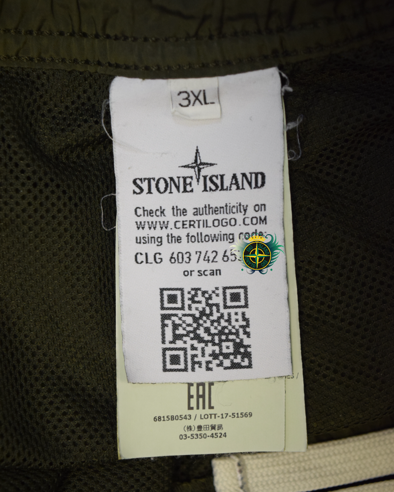 Stone Island Nylon Metal Patch Project Cargo Bermuda shorts Green detail view