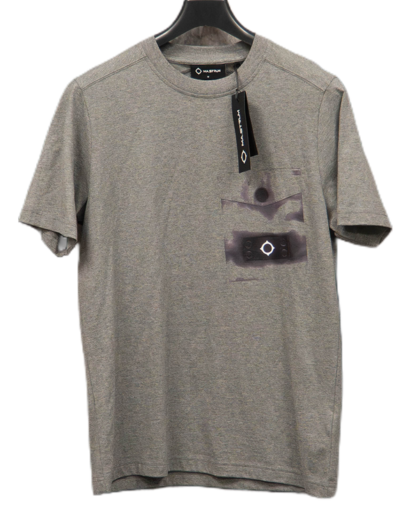 MA. Strum Chest Pocket Print T-Shirt Grey - MED