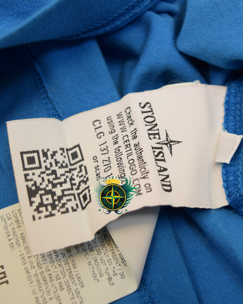 Stone island compass patch T-Shirt blue detail view
