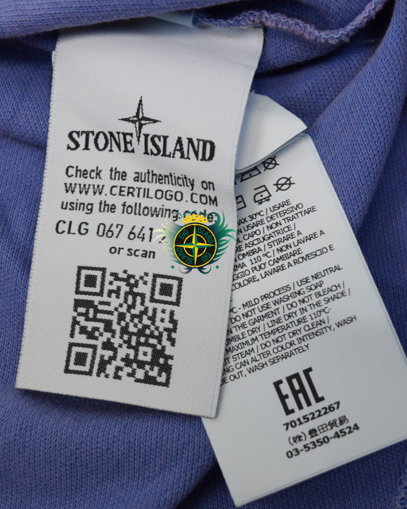 Stone island compass patch T-Shirt purple detail view