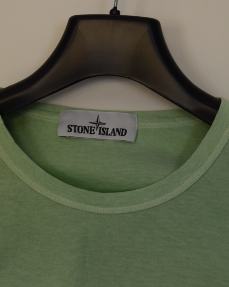 Stone island compass patch T-Shirt green detail view