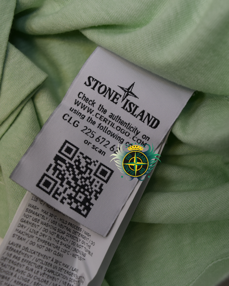 Stone island compass patch T-Shirt green detail view