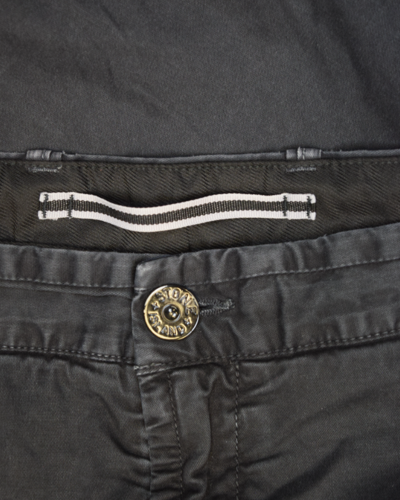 Stone island Old Treatment Cargo shorts grey detail view
